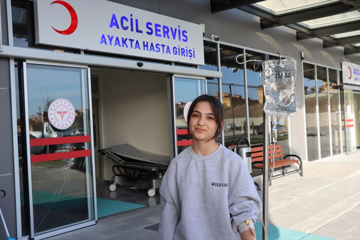 Doğum günü pastasından yiyen 12 öğrenci gıda zehirlenmesi şüphesiyle tedaviye alındı