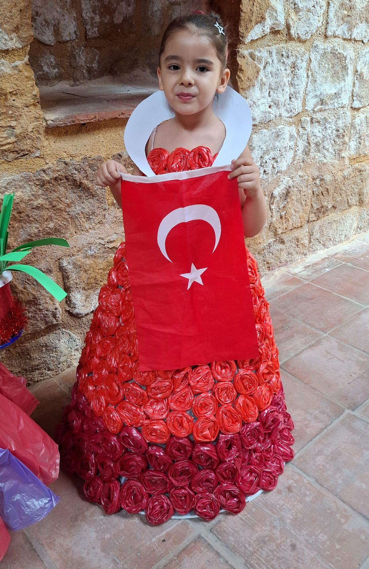 Ankara'da ilkokul öğrencileri atık malzemelerden hazırladıkları kıyafetleri sergiledi