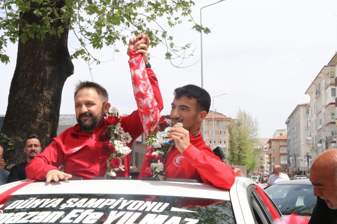 Dünya şampiyonu halterci Ramazan Efe Yılmaz, memleketi Çankırı'da törenle karşılandı