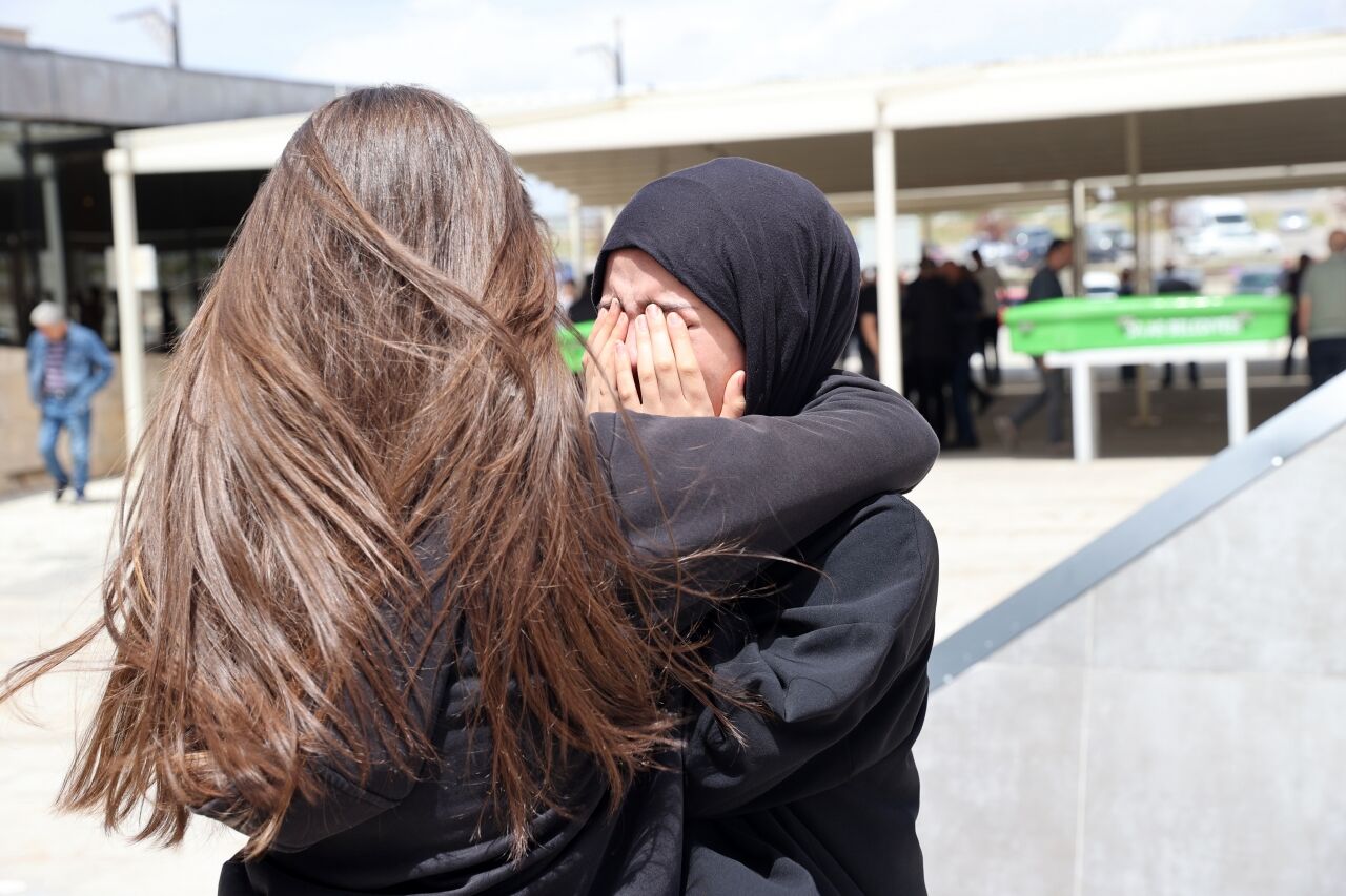 Sivas'ta evlerinde bıçaklanarak öldürülen 2 kardeş son yolculuğuna uğurlandı