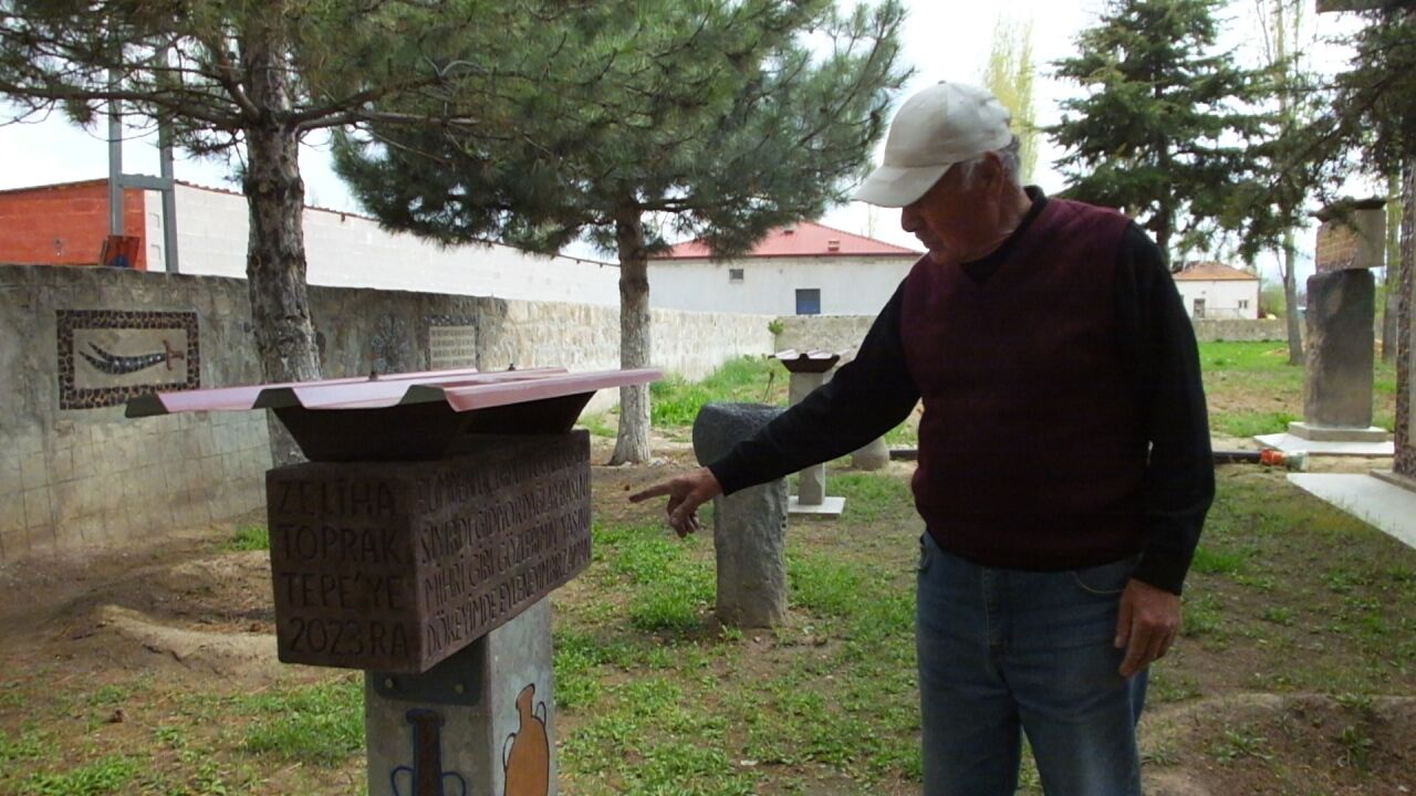 Emekli işçi, dağlardan topladığı volkanik taşlarla evinin bahçesine sanat duvarı yaptı