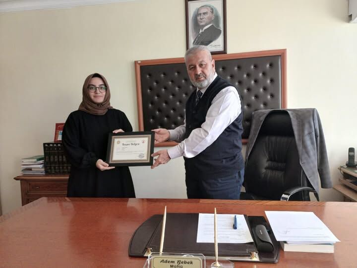 Konya'da Kur'an kursu öğreticisine başarı belgesi verildi