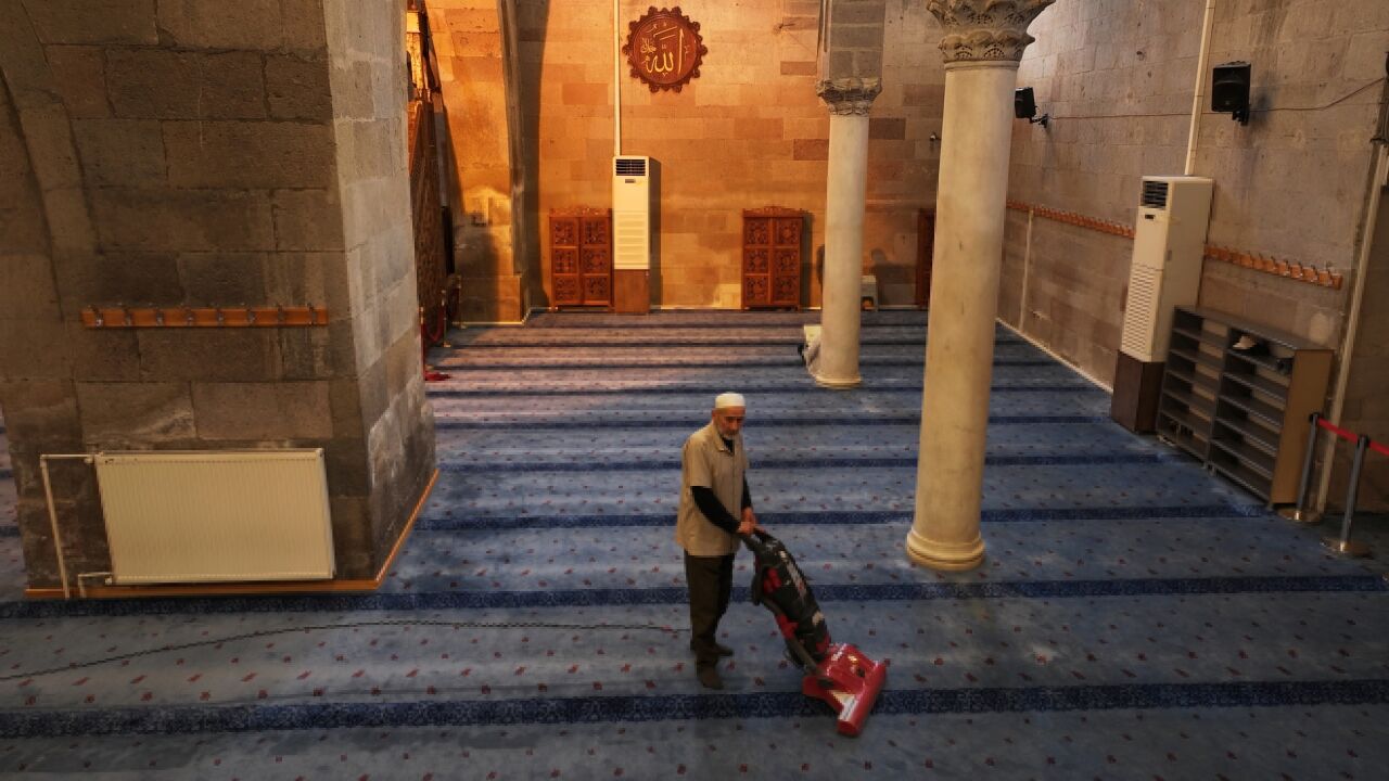 Tarihi Ulu Cami'nin 7 yıldır gönüllü olarak temizliğini yapıyor