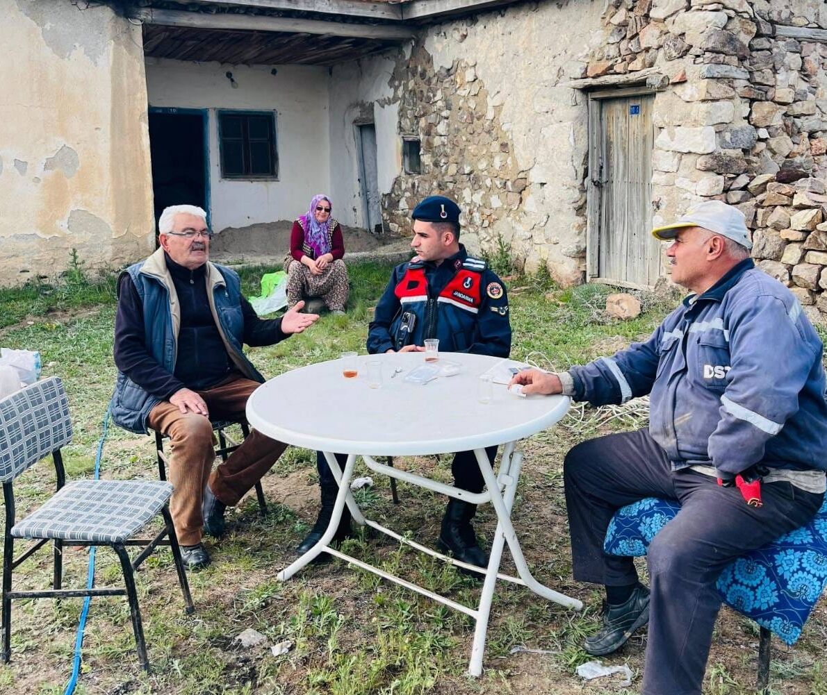 Kırşehir'de jandarma ekipleri, dolandırıcılık olaylarına karşı vatandaşları uyardı