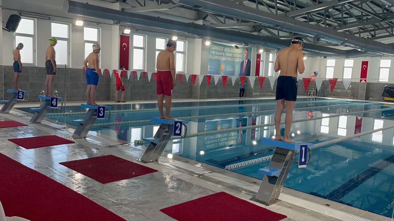 Çerkeş'te yüzme yarışı düzenlendi
