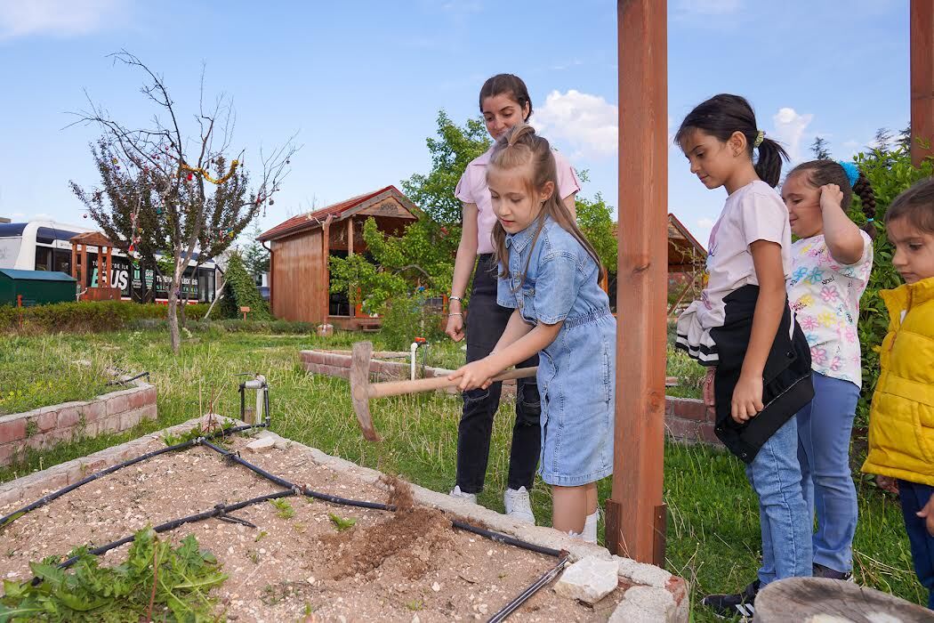 Minikler bitkilerin büyüme serüvenini öğrendi