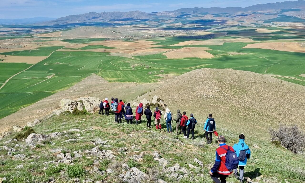 Kırşehir'de dağcılar 1528 metre yüksekliğindeki Aliöllez Dağı zirvesine tırmanış yaptı