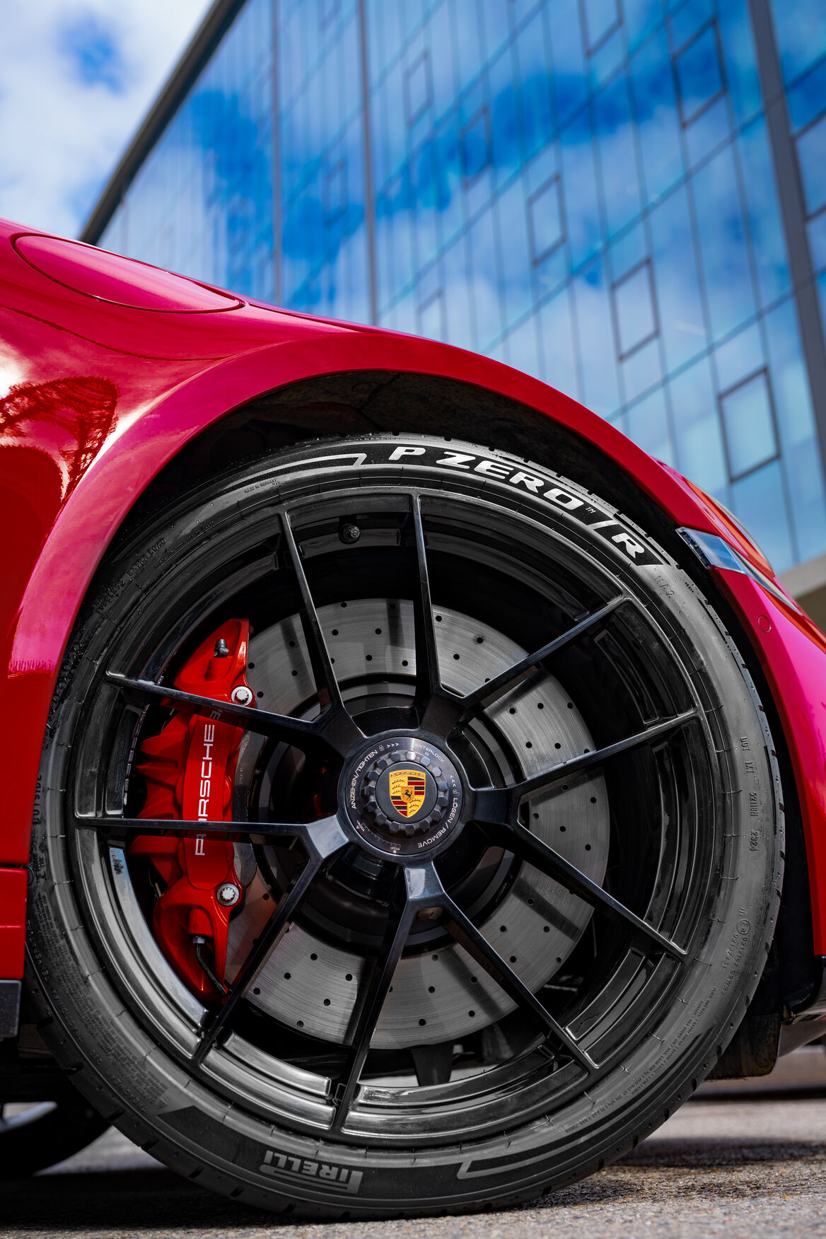 Pirelli hibrit motorlu yeni Porsche 911 GTS için özel lastik geliştirdi
