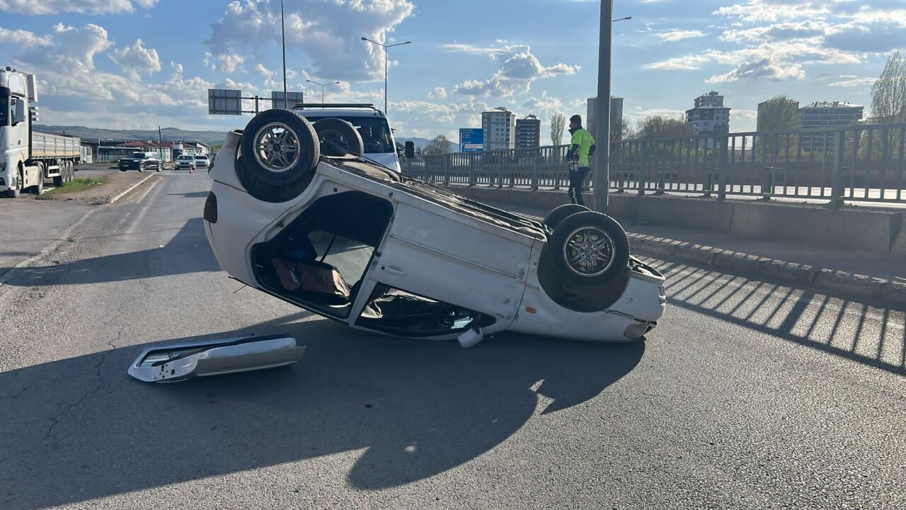 Sivas'ta devrilen otomobildeki 3 kişi yaralandı