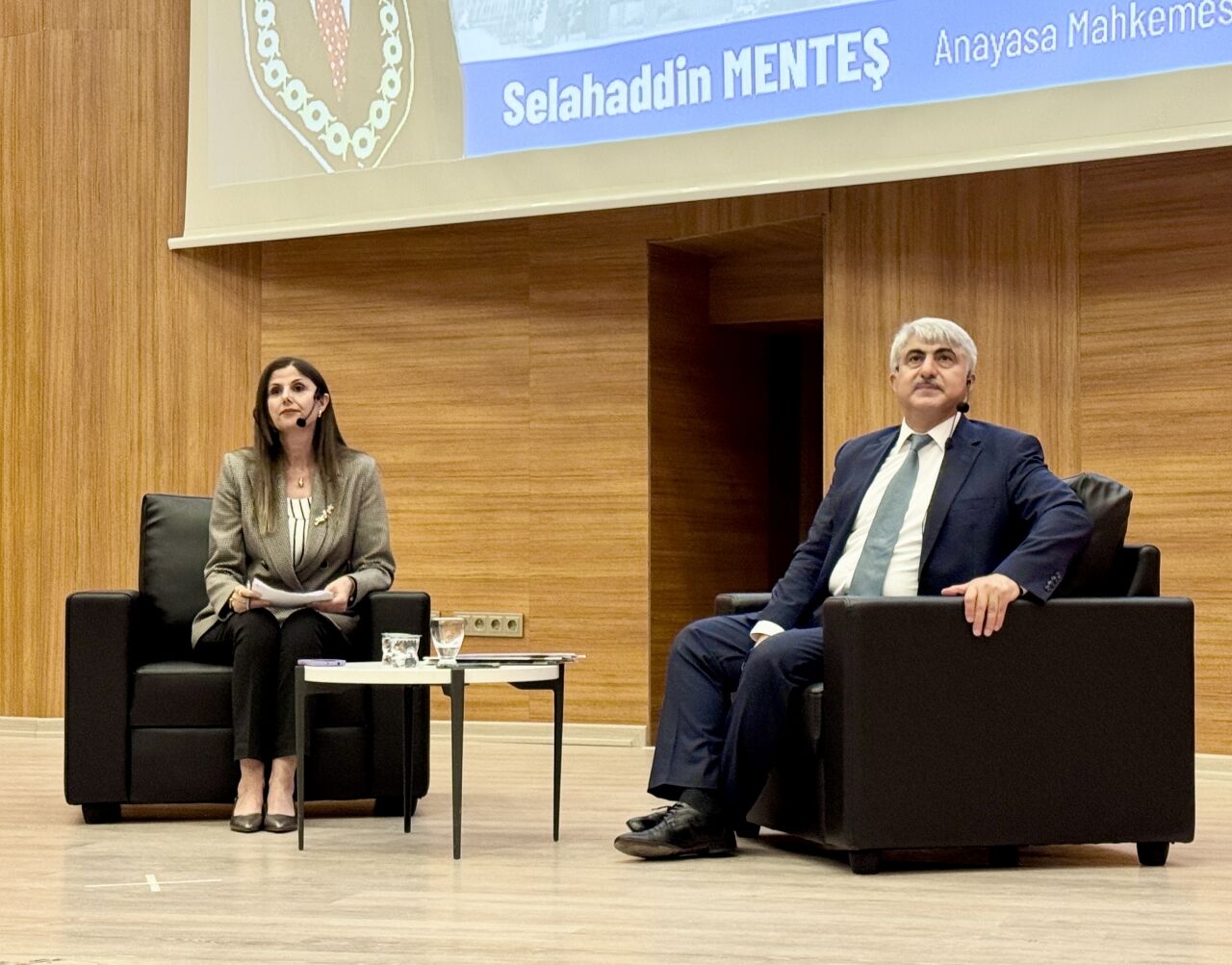 Kırşehir'de "Adaletin Zirvesinde Bir Kariyer: Anayasa Mahkemesi Deneyimleri" konferansı düzenlendi