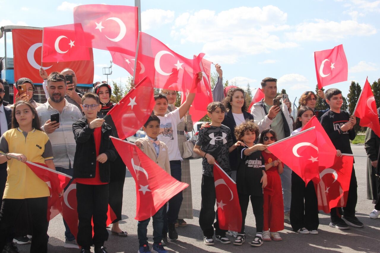 TEKNOFEST KKTC'de birinci olan öğrencilere Kayseri'de üstü açık otobüsle şehir turu yaptırıldı