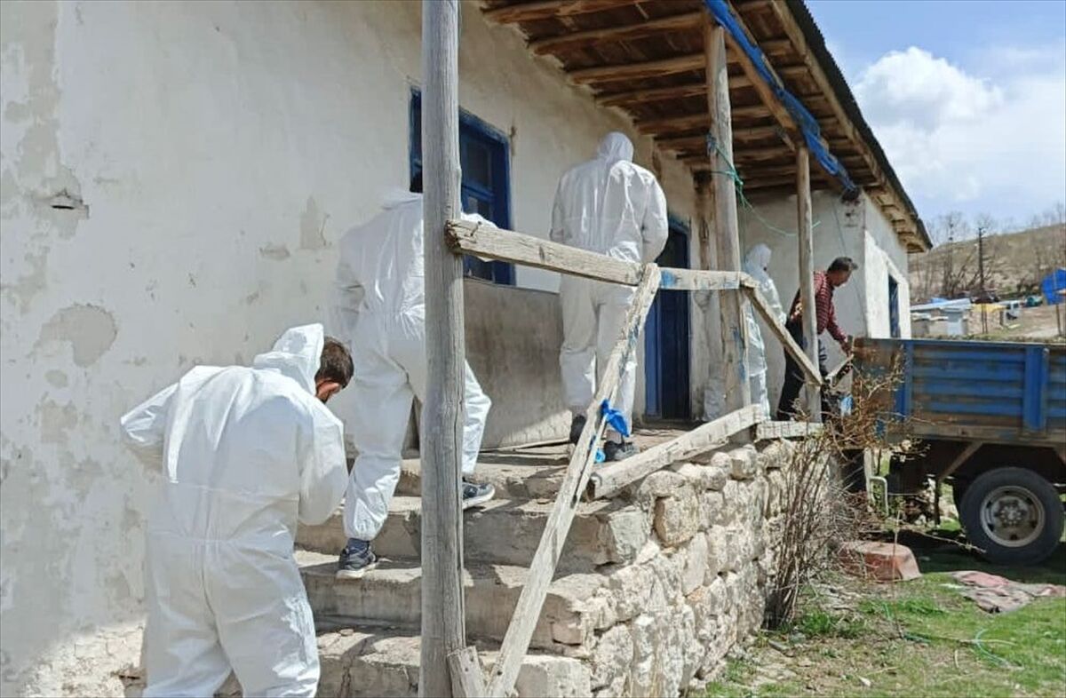 Pınarbaşı Belediyesinden bir vatandaşa ev temizliği ve kişisel bakım desteği