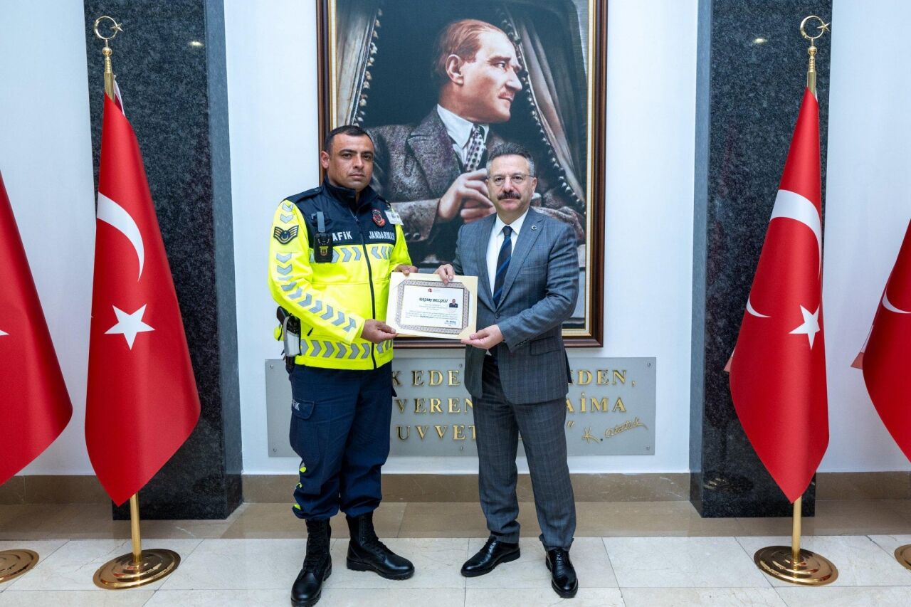 Eskişehir Valisi Aksoy'dan trafik personeline başarı belgesi