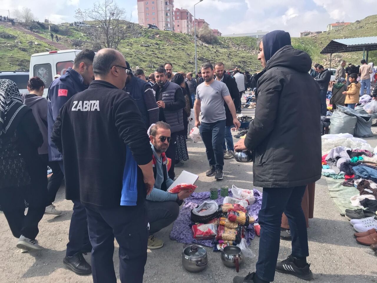 Kayseri'de bitpazarında tüketime uygun olmayan gıdalar toplanarak imha edildi