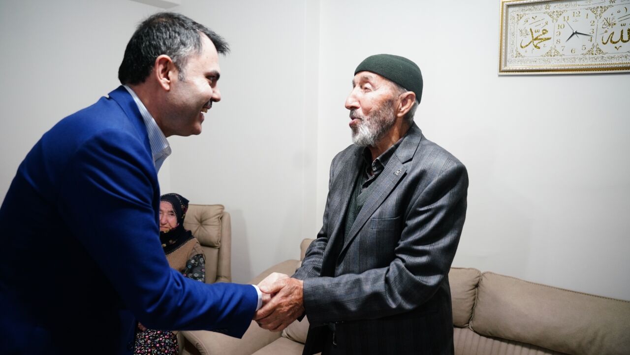 Bakan Kurum, Malatya'da köy evini teslim alan Ürün ailesinin misafiri oldu