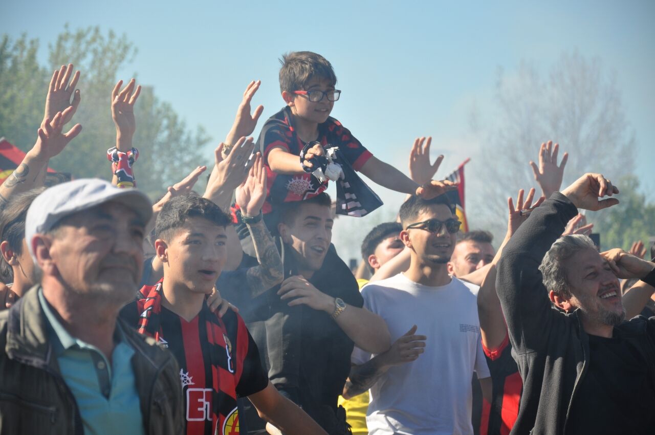 Eskişehirspor, 2 yıl sonra profesyonel lige döndü