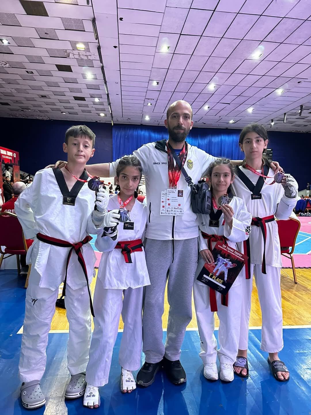 Nallıhan Bushido Spor Kulübü oyuncularının madalya sevinci