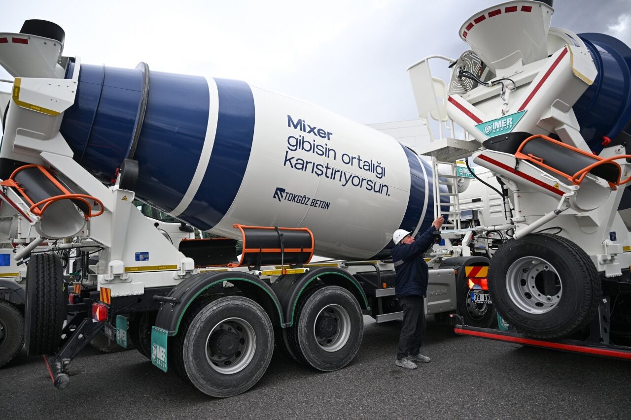 Beton mikserlerinin üzerindeki esprili sözler gülümsetiyor