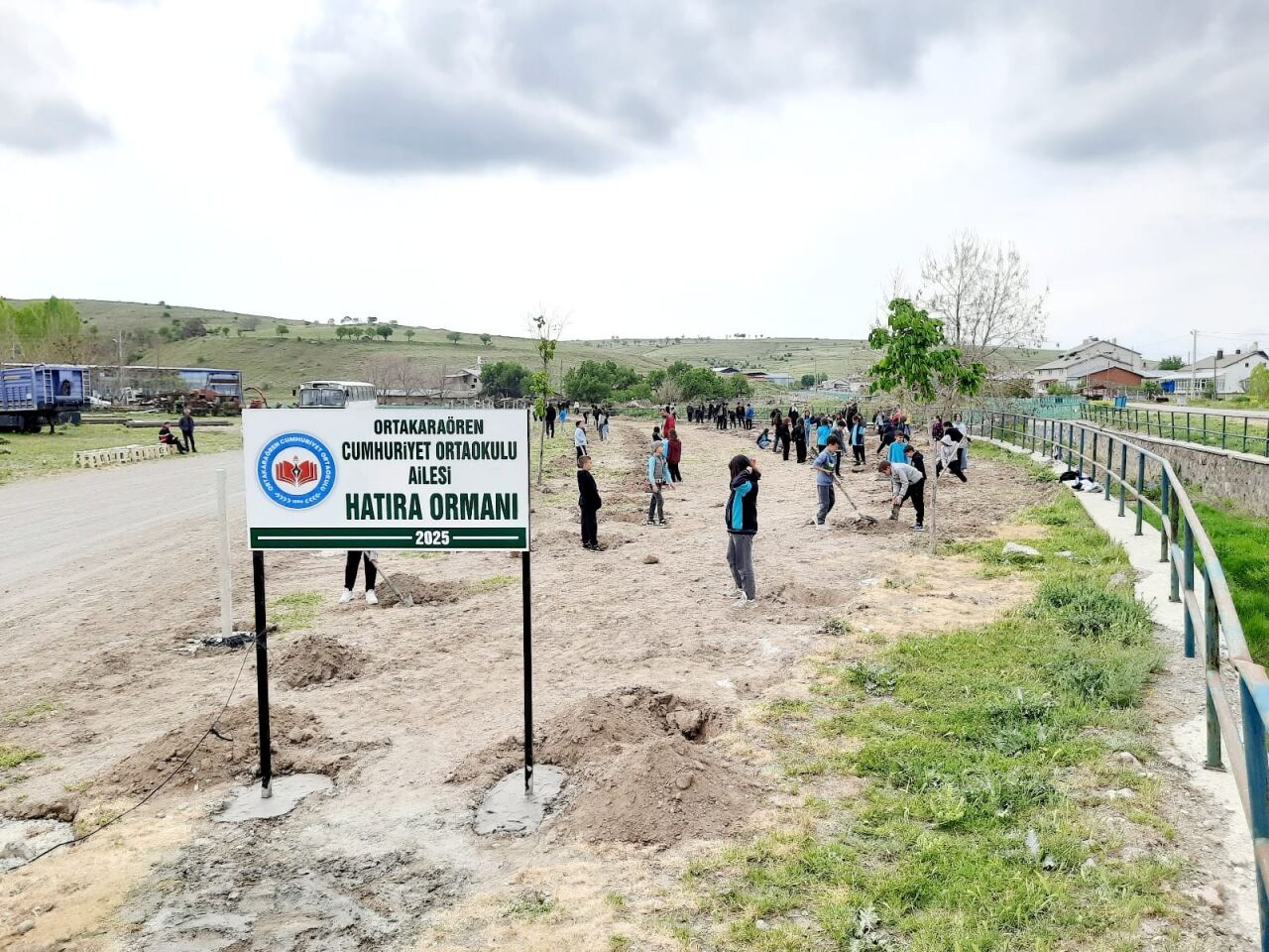Seydişehir'de öğrenciler fidanları toprakla buluşturdu