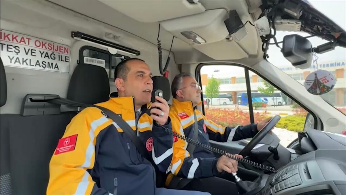 Çankırı Valisi Taşolar "Fermuar Sistemi"ne dikkati çekmek amacıyla ambulanstan anons yaptı