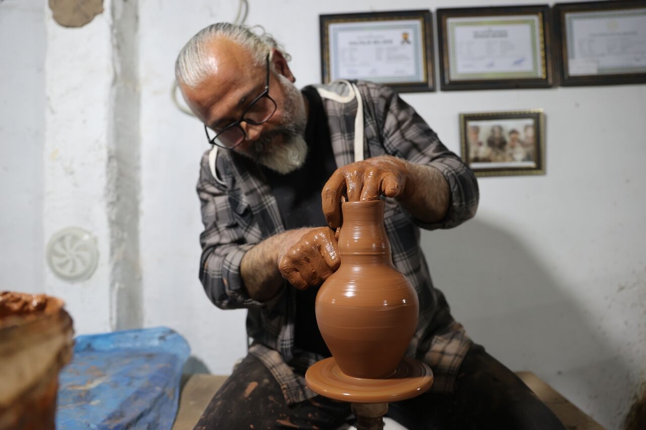 Çamura şekil veren çanak ustası, geleneği rölyef eserlerle yaşatıyor