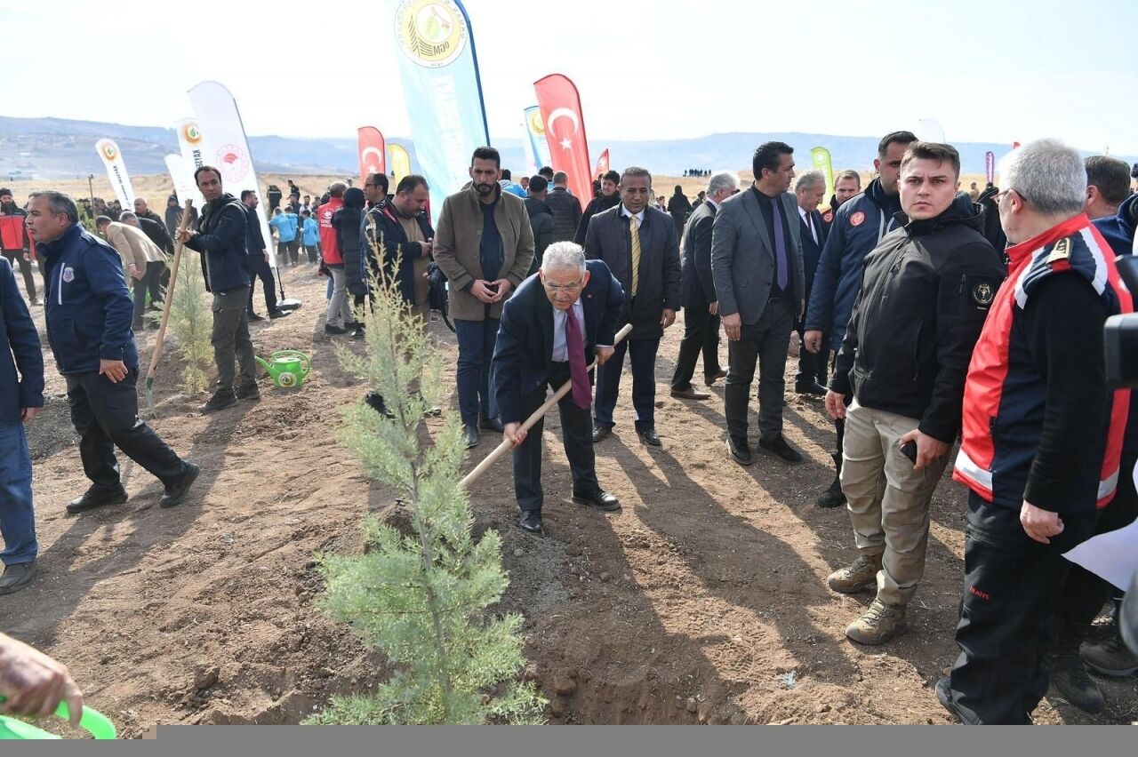 Büyükşehir Belediyesi, 6 yılda 750 bin fidanı toprakla buluşturdu