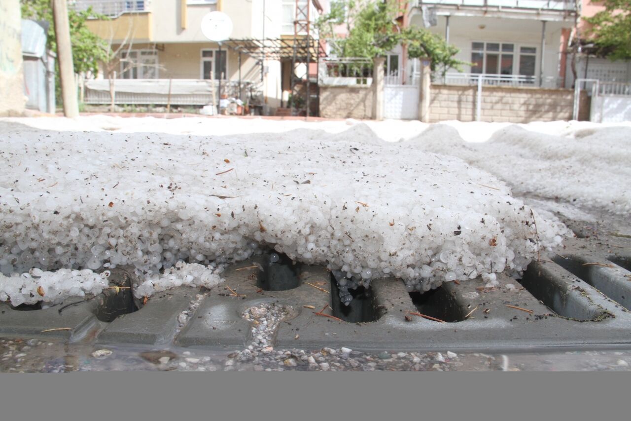 Beyşehir'de sağanak ve dolu etkili oldu