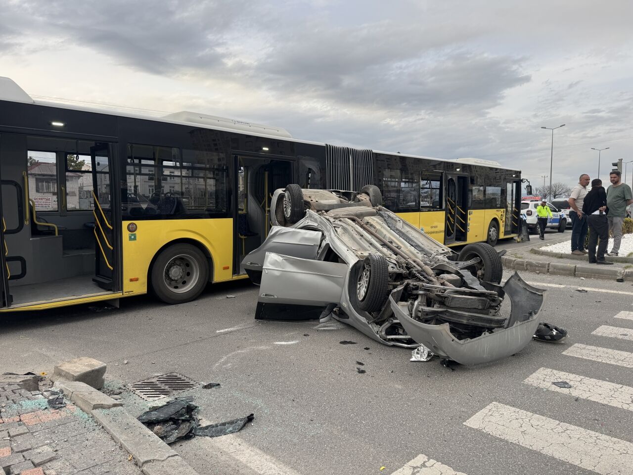 Kayseri'de belediye otobüsüyle otomobilin çarpıştığı kazada 9 kişi yaralandı