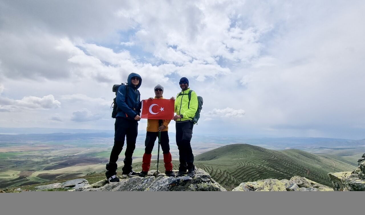 Kırşehirli dağcılar, 1823 metre yüksekliğindeki Demirli Kale Tepe'nin zirvesine tırmandı
