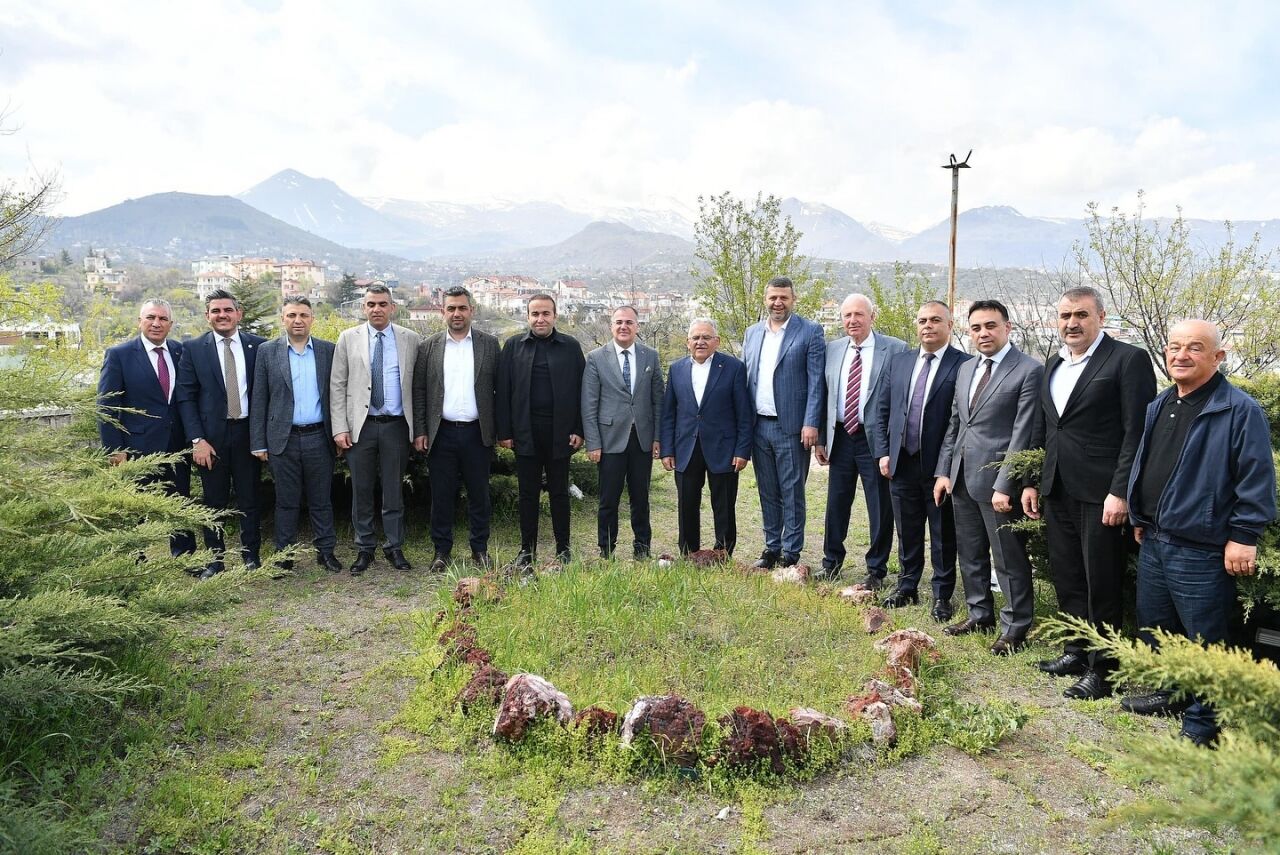 Başkan Büyükkılıç, Hacılar ilçesinde ziyaretlerde bulundu