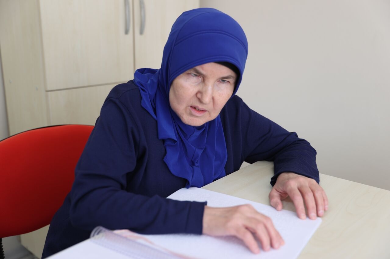 Görme engelli kadın yarım kalan Kur'an eğitimini tamamlayarak hafız olmak istiyor