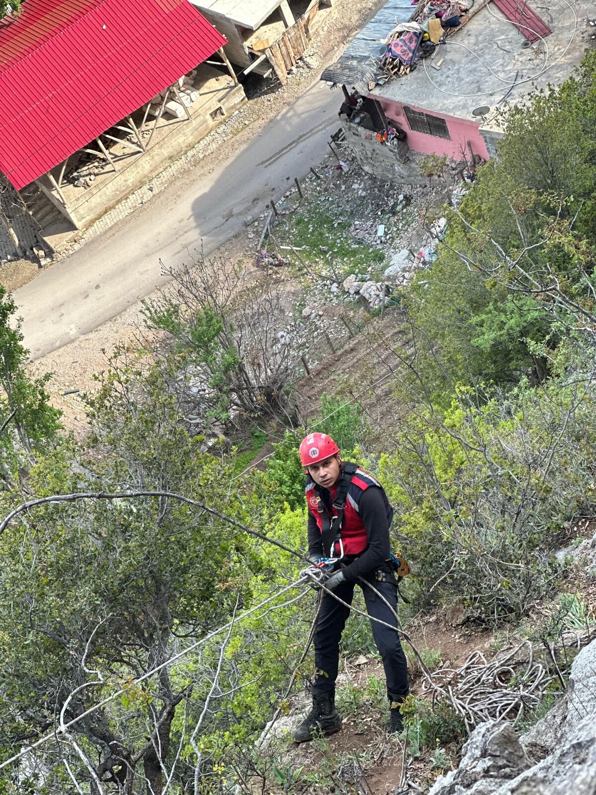 Kayseri'de kayalıklarda mahsur kalan keçiler kurtarıldı