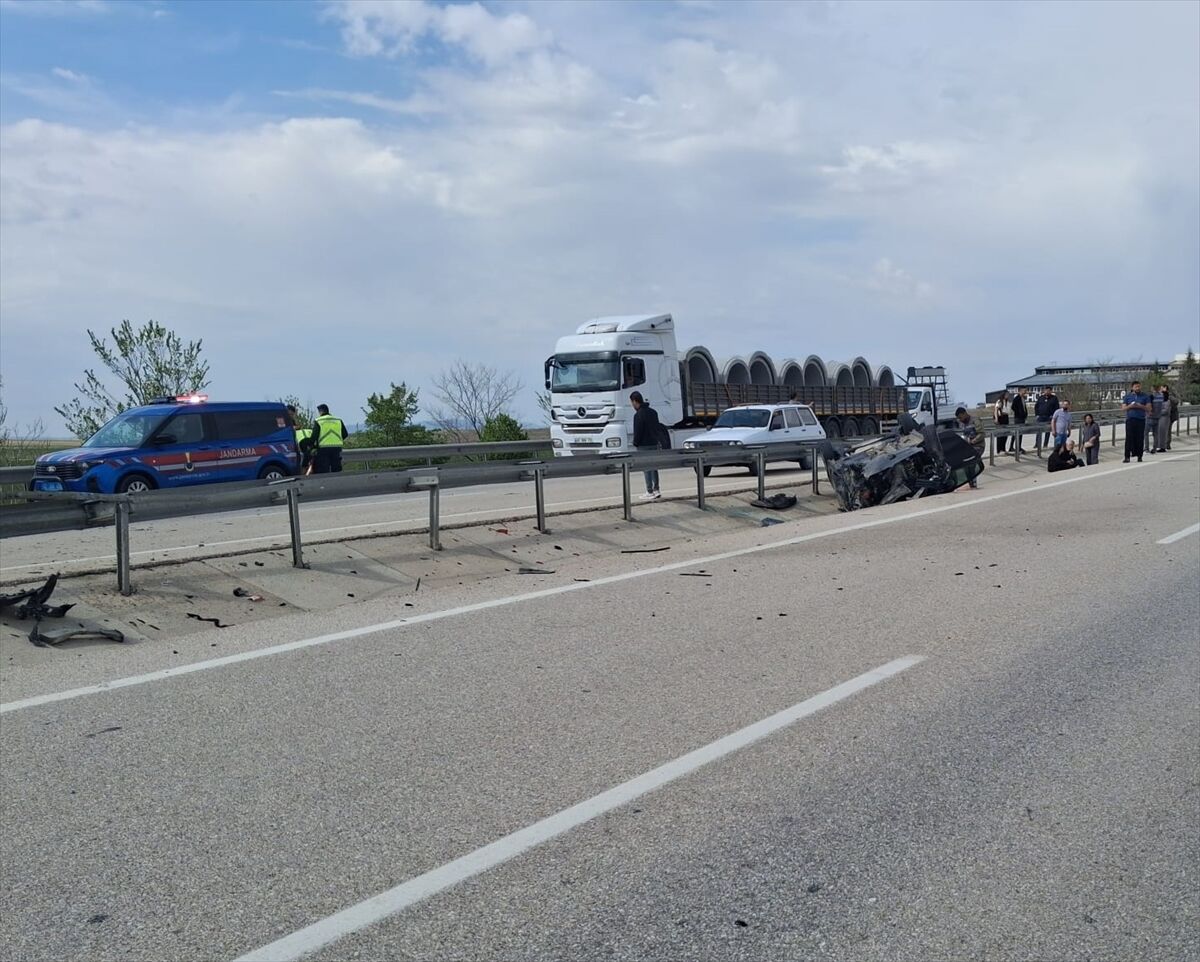 Konya'da devrilen otomobildeki karı koca yaralandı