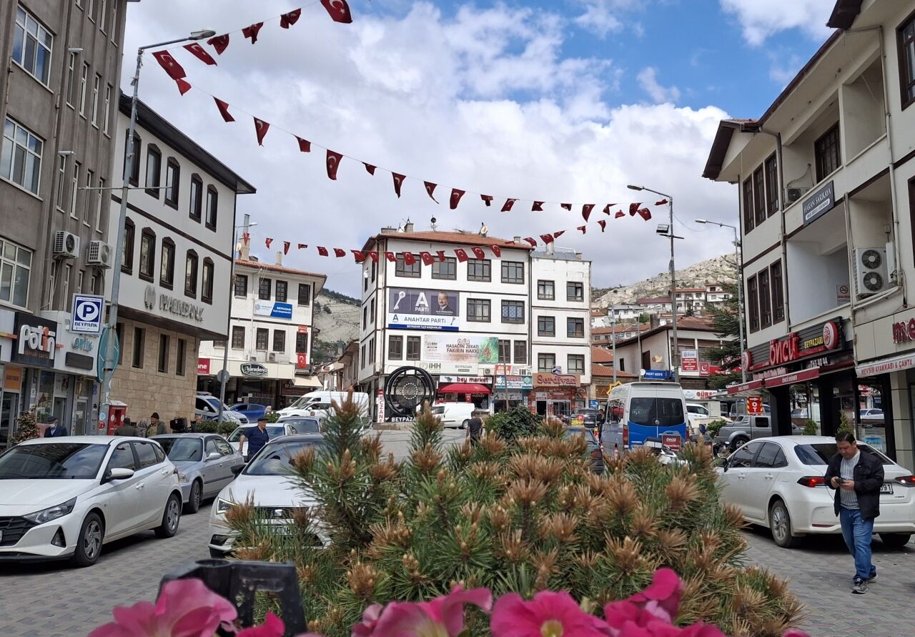 Beypazarı'nda caddelerdeki saksılar çiçeklendirildi