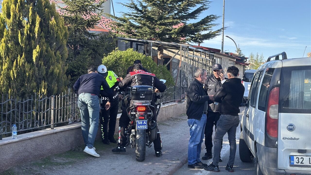 Sivas'ta hafif ticari araçla çarpışan motosikletteki 2 polis yaralandı