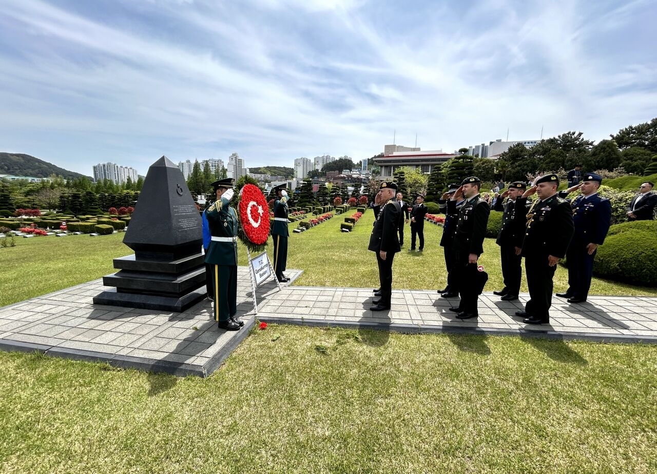 Genelkurmay Başkanı Orgeneral Gürak, Kore Cumhuriyeti'nde Türk şehitliğini ziyaret etti