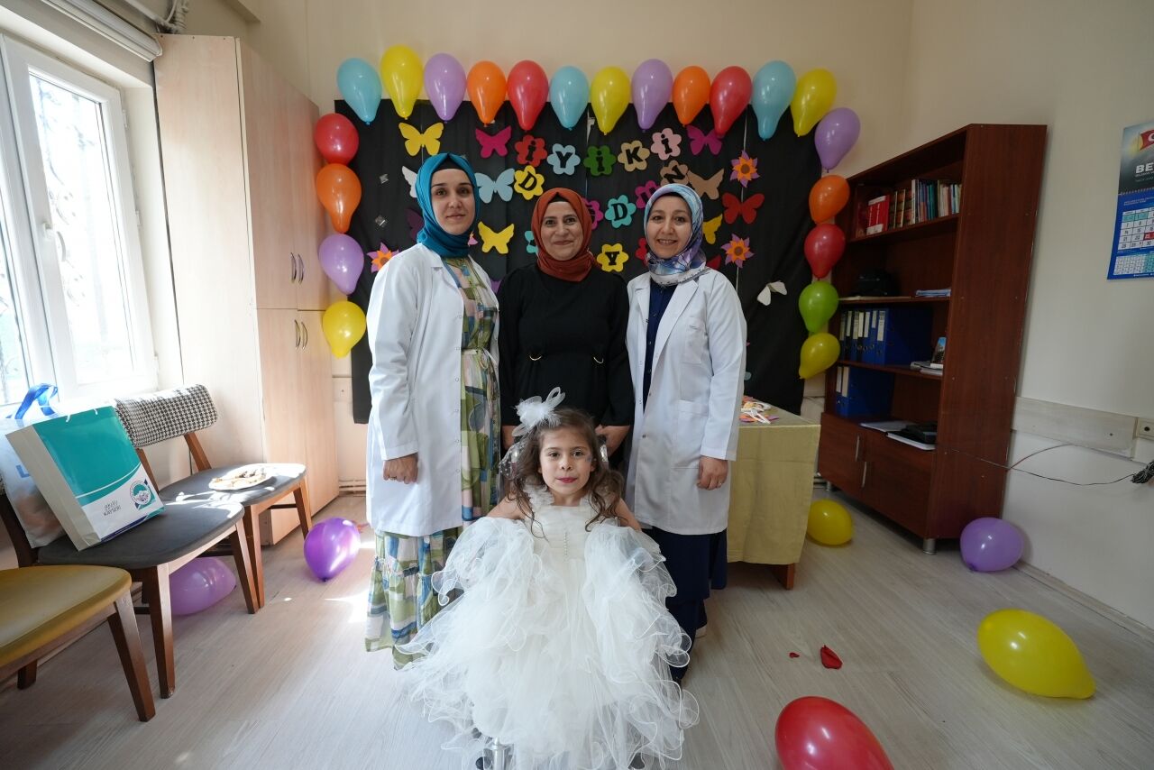 Kayseri'de zabıta ekiplerinden özel gereksinimli Asya'ya doğum günü sürprizi