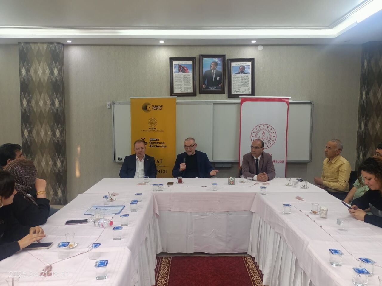 Kırşehir'de Türk edebiyatı ve biyografinin önemi konuşuldu