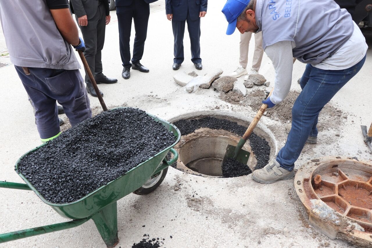 Şarkışla Belediyesi yol ve çevre düzenleme çalışmalarını sürdürüyor