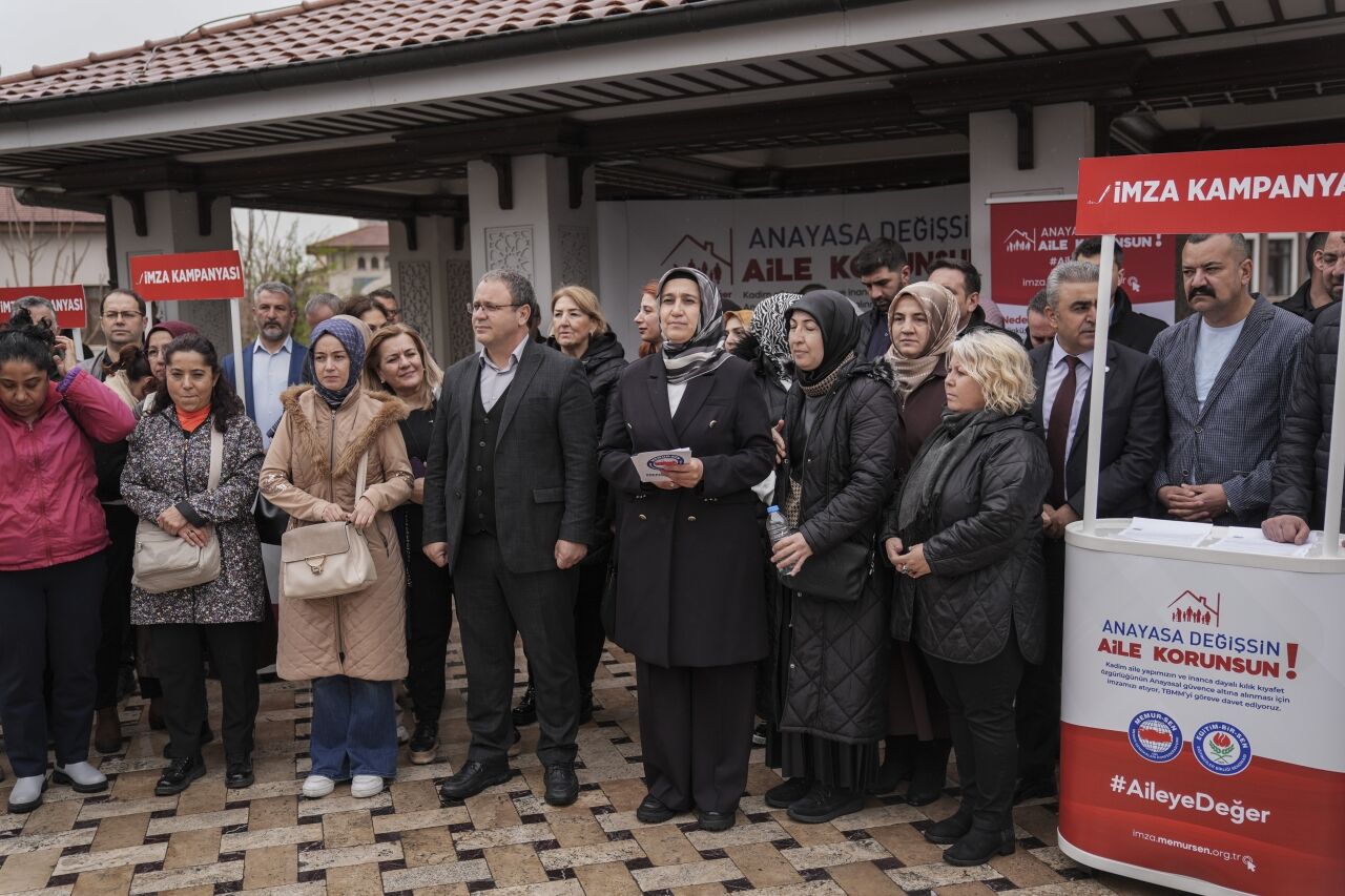 Memur-Sen'den "Anayasa Değişsin, Aile Korunsun" imza kampanyası