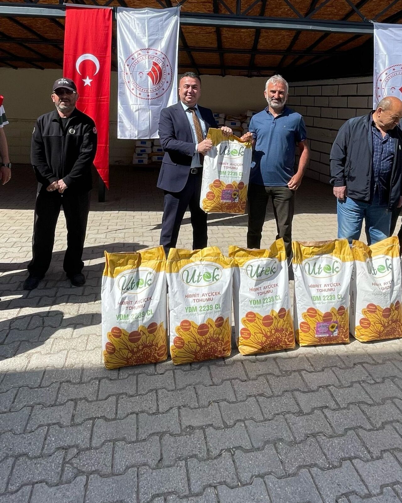Beyşehir'de çiftçilere yağlık ayçiçeği tohumu dağıtıldı