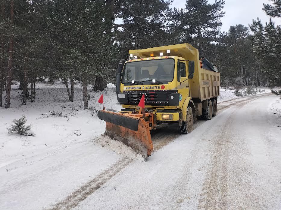 Büyükşehir ekiplerinden karla mücadele