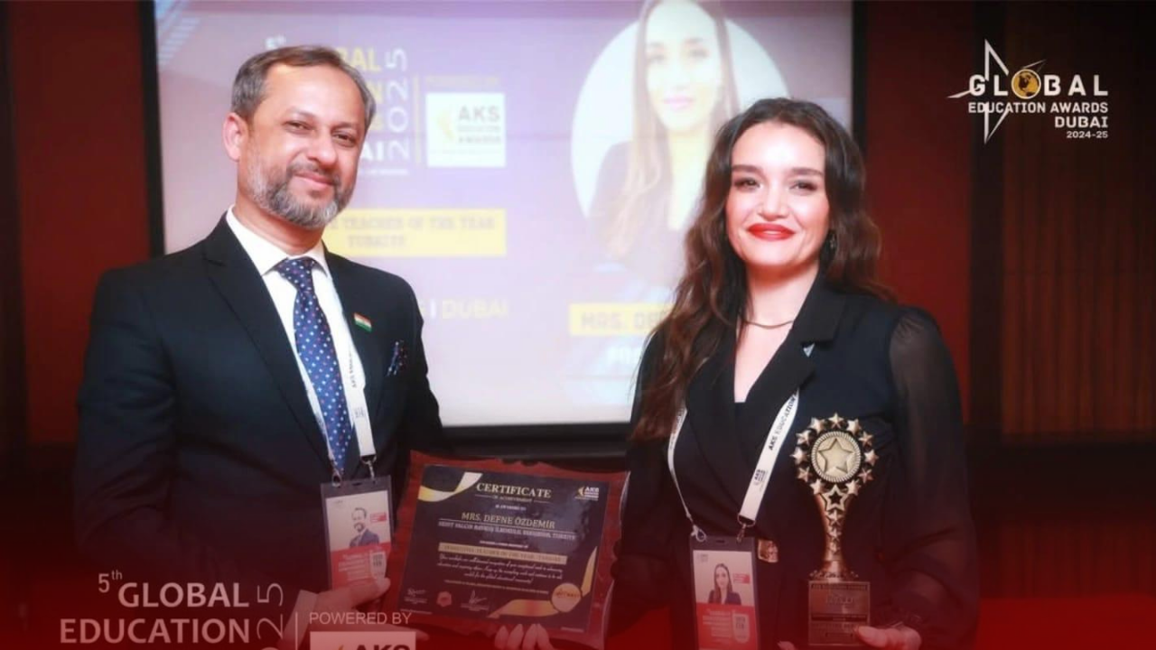 Defne öğretmene Dubai 'de uluslararası ödül