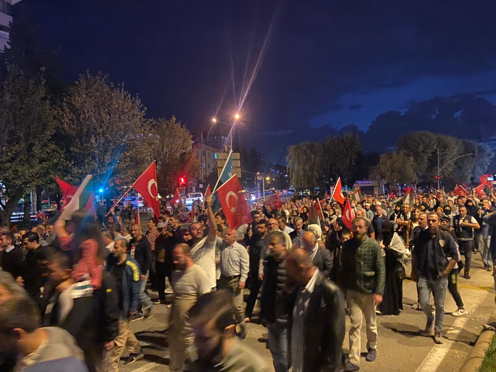Yüzlerce insan yürüdü