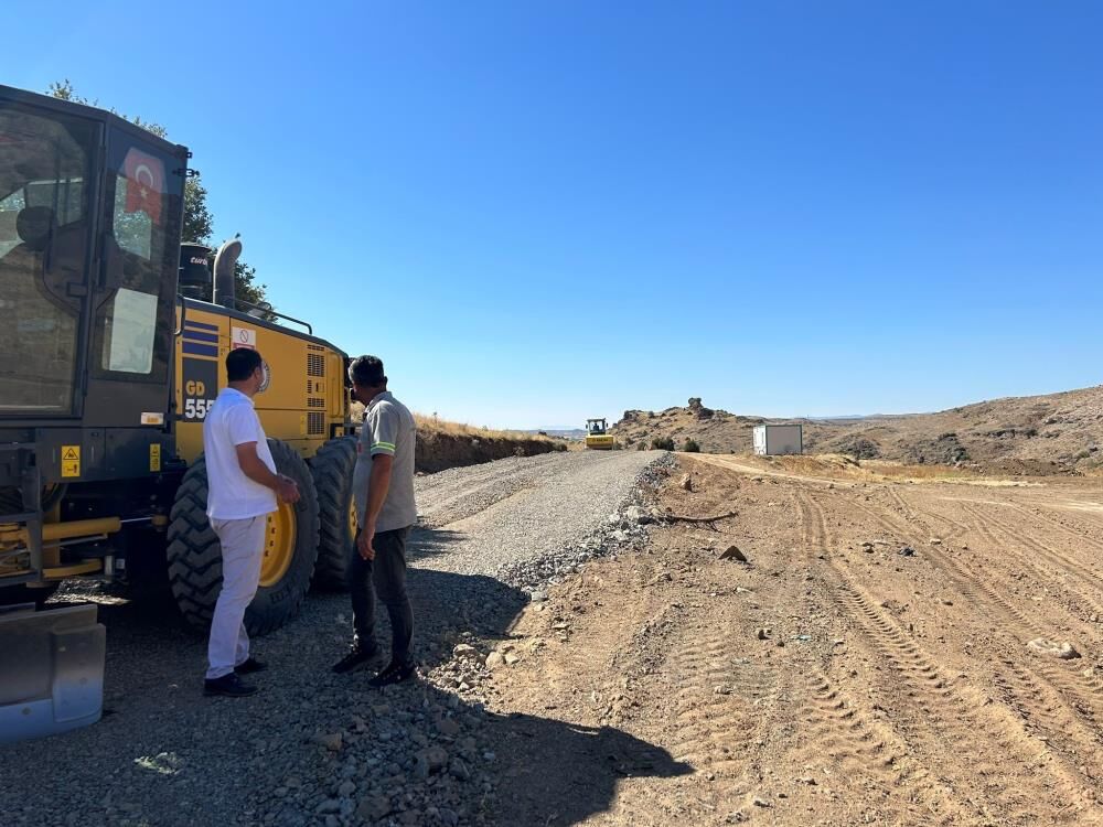 Beylikova'da yol yapımı sürdürülüyor