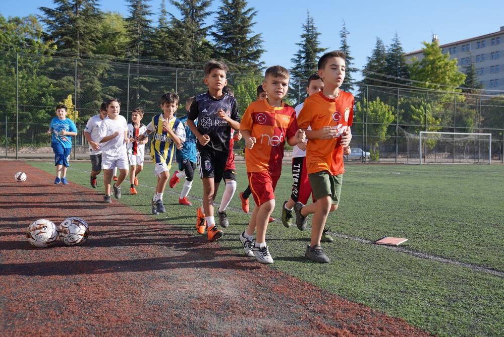 Futbol Yaz Okulu cıvıl cıvıl
