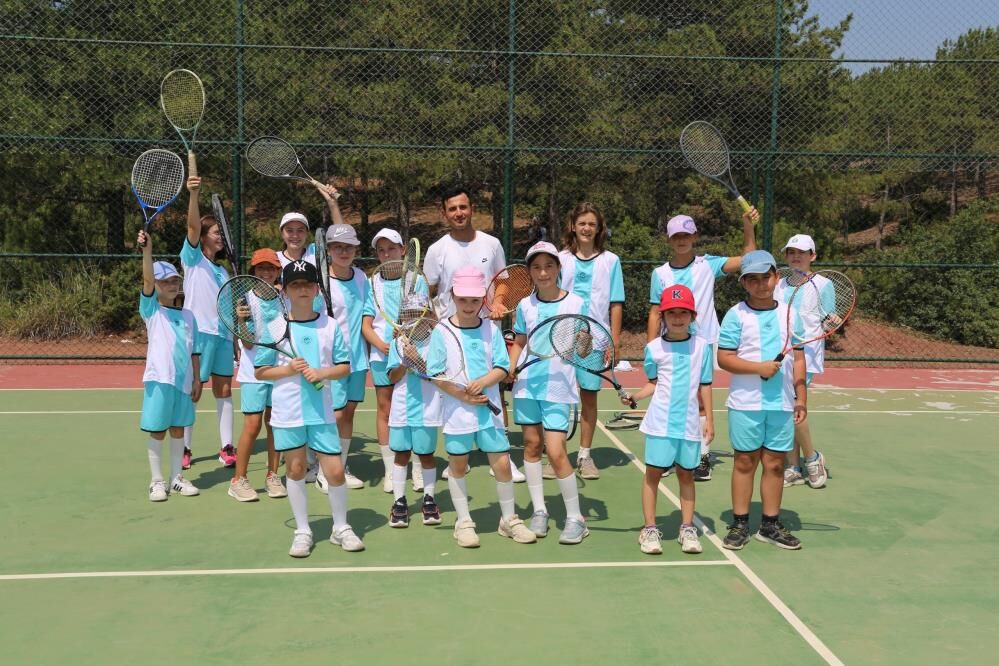 Çocuklara tatilde spor imkanı sunuyor