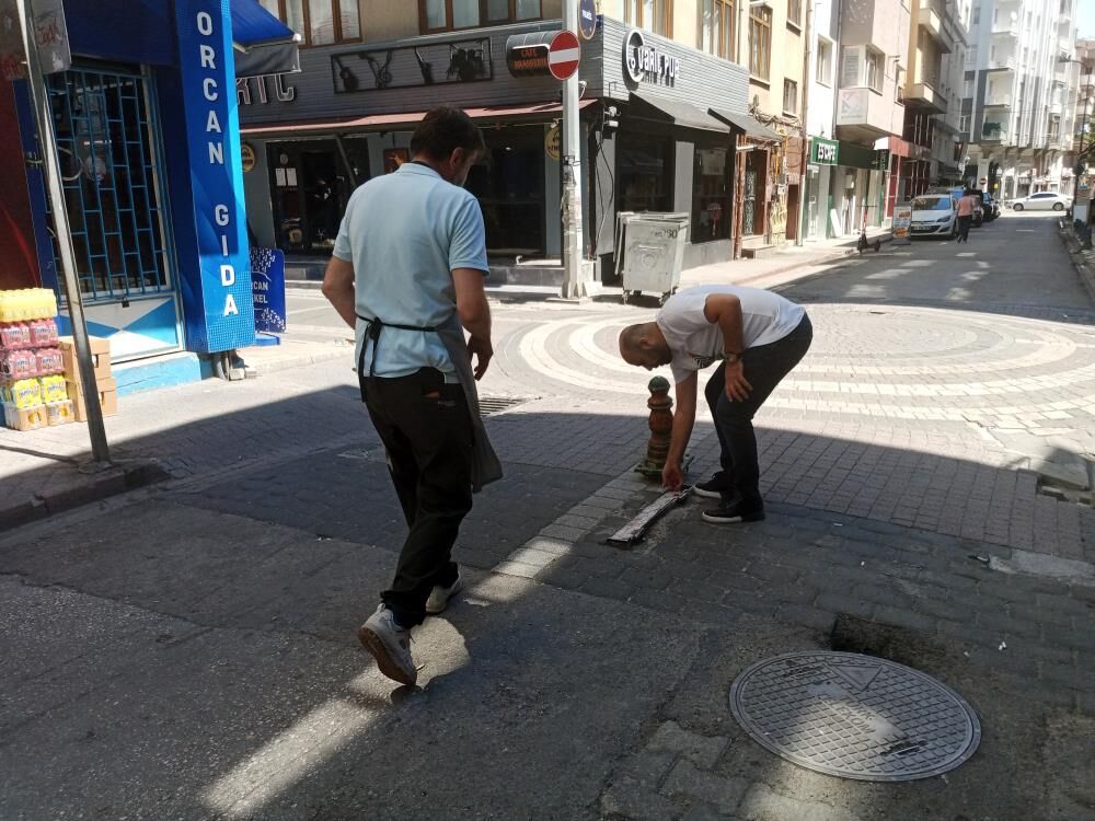 Araçların işgal ettiği sokaktaki esnaf kendi çözümünü buldu