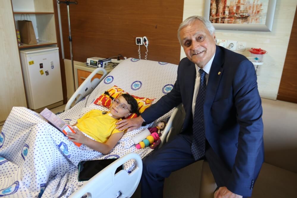 Kalbi tekrar çalıştırılan minik Ela'ya ESOGÜ'de ziyaret
