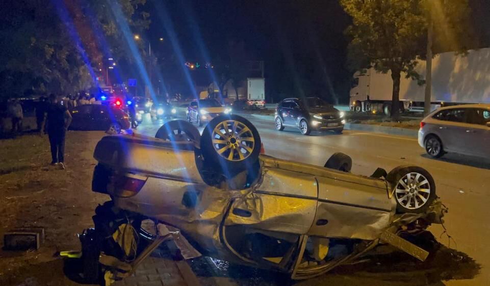 Yarışan otomobiller kaza yaptı